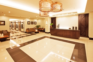 htivoli-garden-residences-reception-lobby