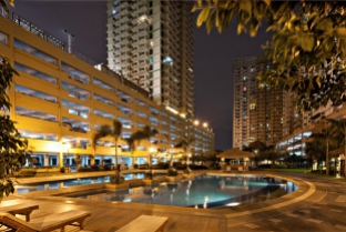 htivoli-garden-residences-swimming-pool